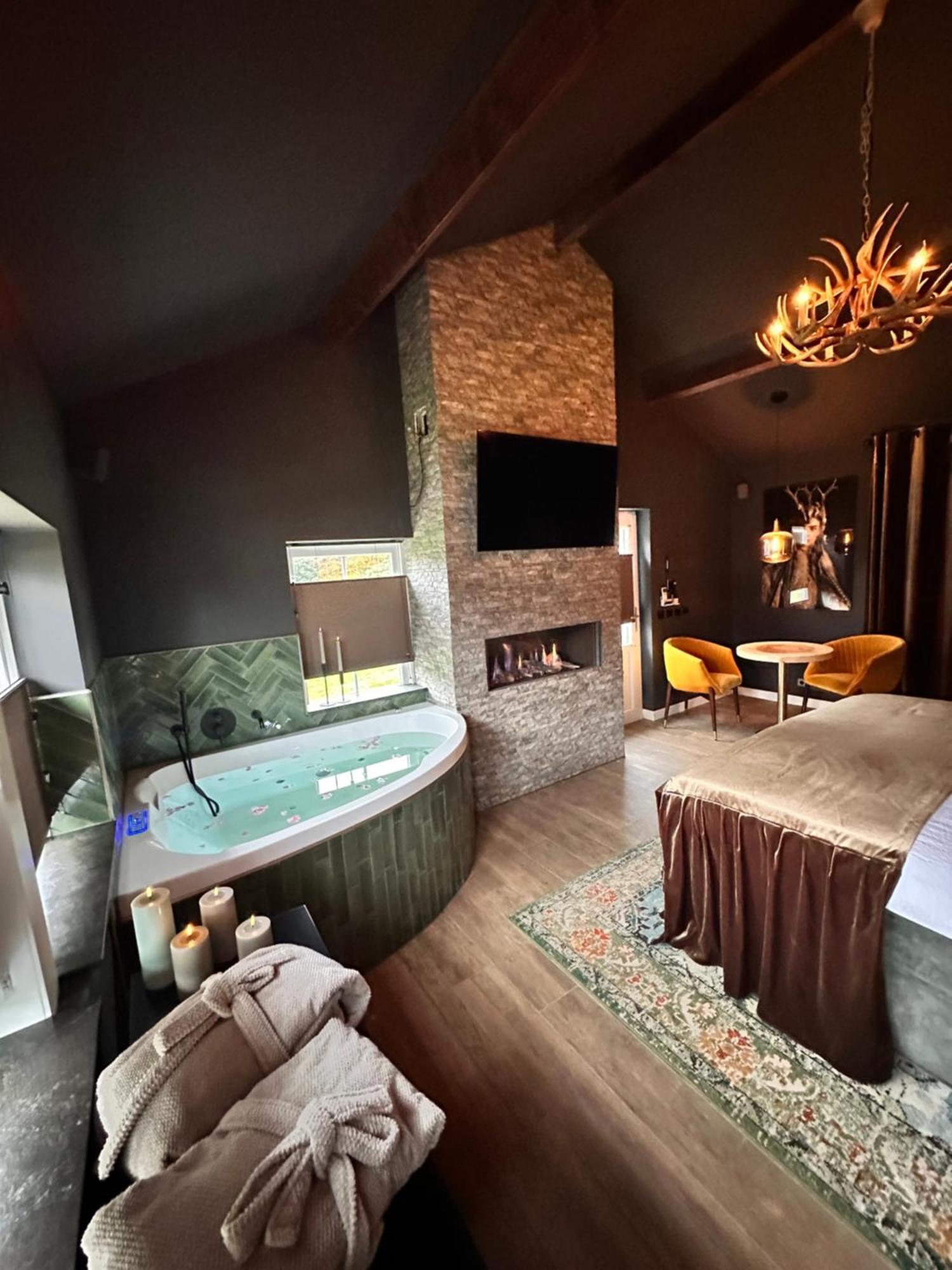 Wellness Tuin - Ultieme Partner Beleving - St Hubertus Suite Met Jacuzzi ,Openhaard, Prive Hottub En Prive Sauna In Jachthut Stijl Horst Exterior photo